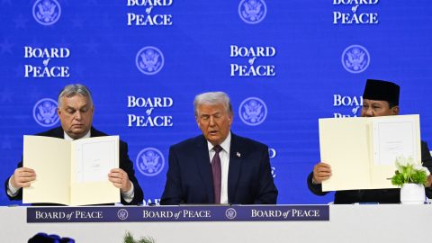 Orbán Viktor és Donald Trump Davosban, a Béketanács megalakuásán.