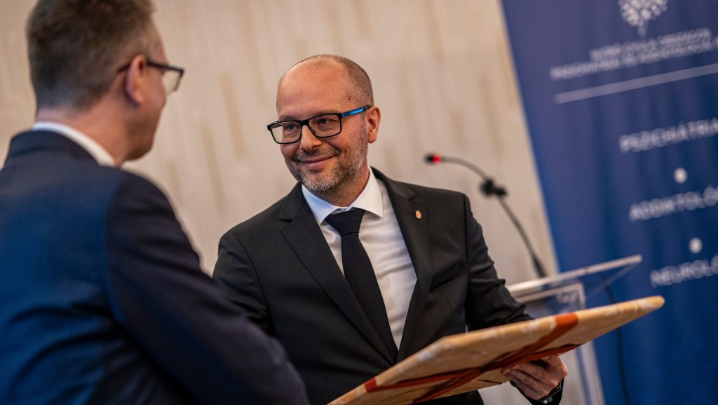 Telex: Korábban mágusképzőt vezetett, most pedig az ország legnagyobb pszichiátriai centrumát igazgatja