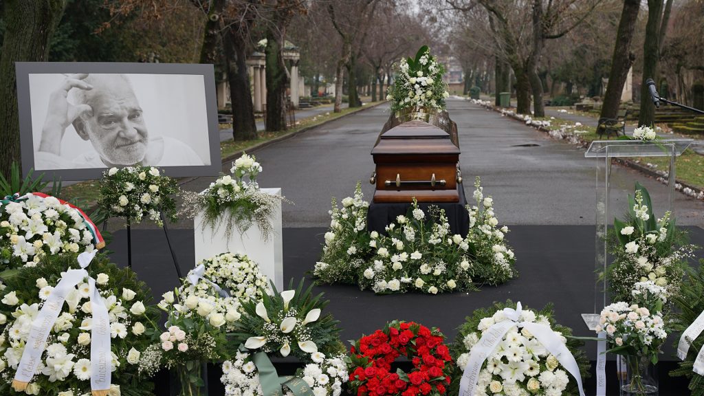 „Béla hazatalált, irigylem” – családtagok, pályatársak és tisztelők búcsúztatják Tarr Bélát