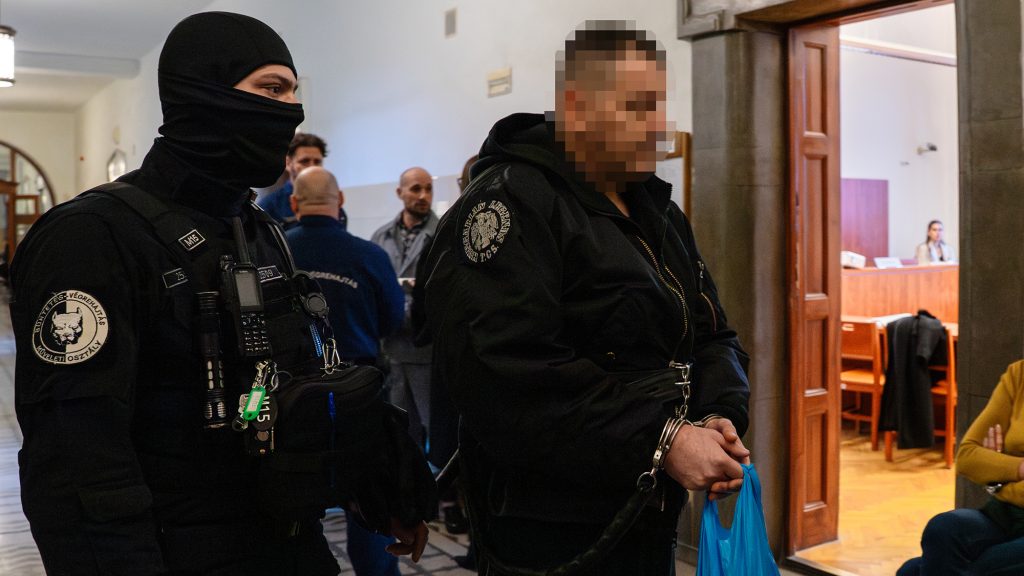 „Velem így nem beszélhetsz, te gyilkos! Levetkőztettél csupaszra, és meg akartál erőszakolni!” – mondta volt párja gyilkosának Veronika a szembesítés során