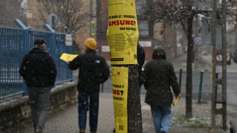 A MASZSZ akciója a gödi Samsungnál – szakértői segítséget kínál a szakszervezet a dolgozóknak, munkajogi, munkavédelmi kérdésekben.