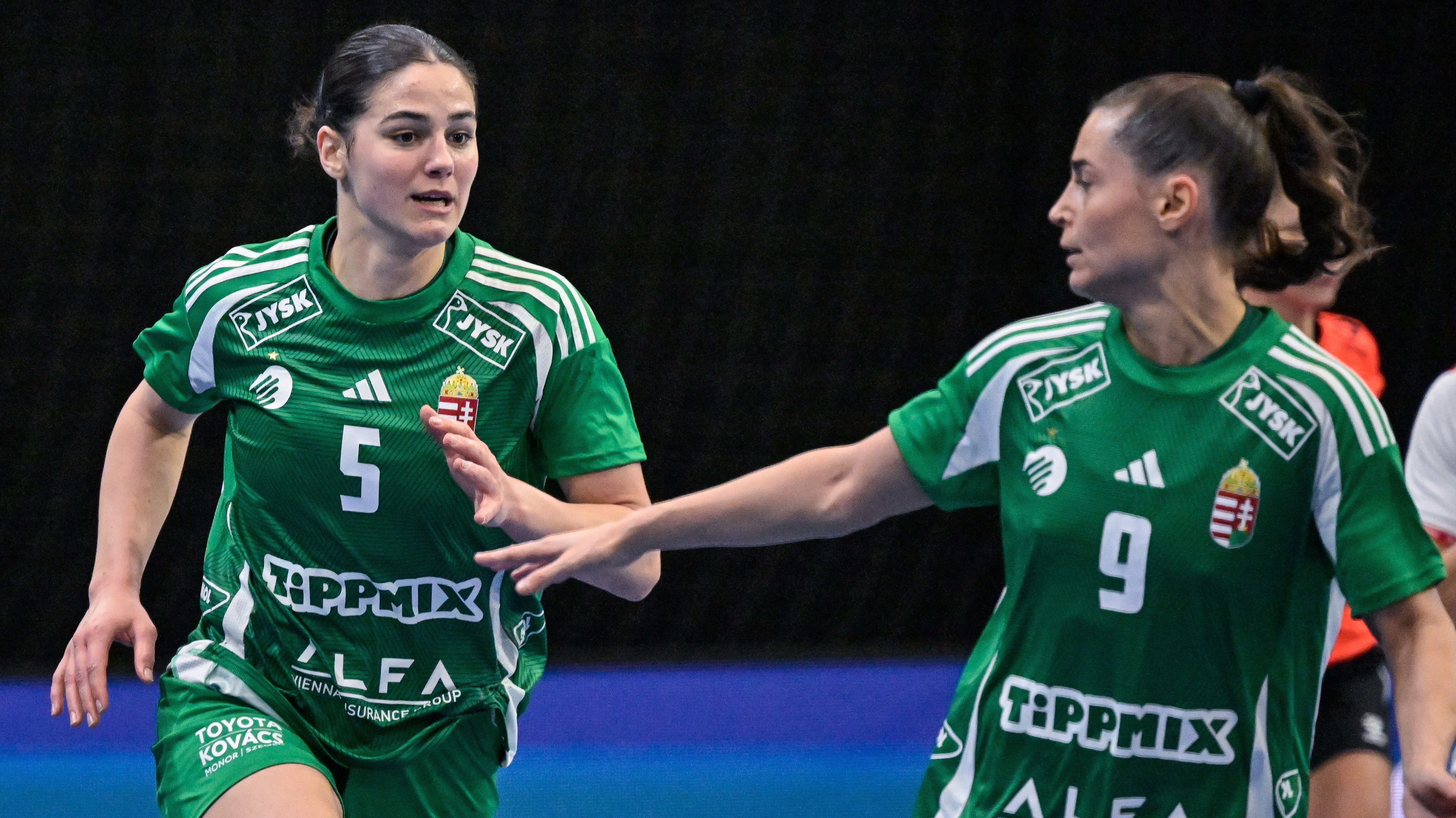 Csíkos Luca (balra) és Hársfalvi Júlia.