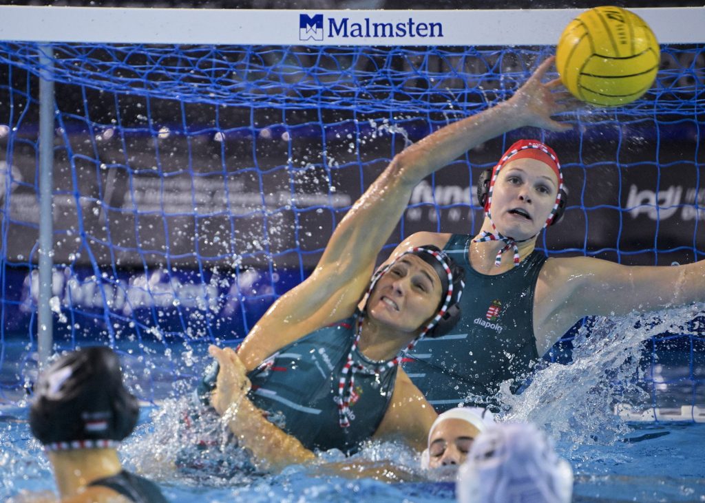 Büntetőkkel jutott Eb-döntőbe a női pólóválogatott 1 Női pólóválogatott blokkja.