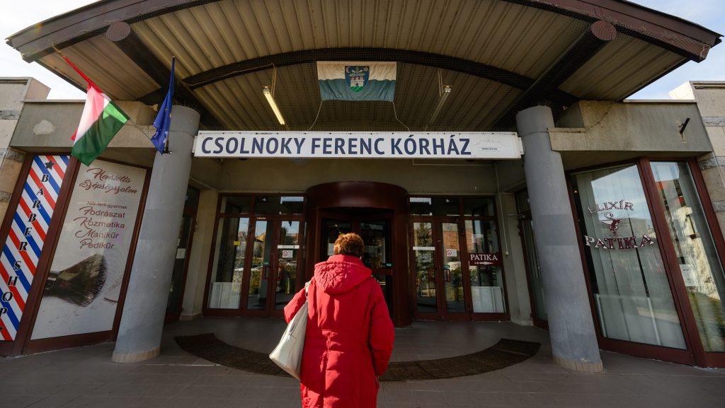 Belső vizsgálatot indított a veszprémi kórház a Kutya Párt állkapocstöréssel hazaküldött aktivistájának ügyében