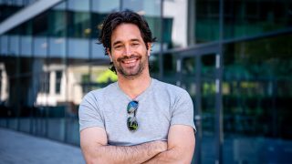 Egri Viktor sportújságíró mosolyog a kamerába