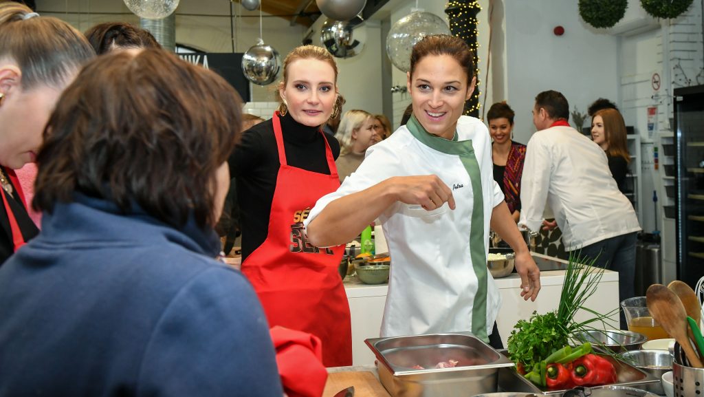 „Bárcsak a kolbászodat pakoltad volna a tányérra ehelyett a szar helyet” – nem kíméli a versenyzőket a Séfek Séfe új ítésze
