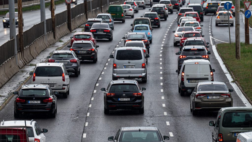 Baleset miatt beállt az M1-es autópálya