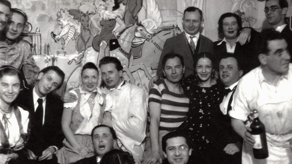 Az év eseménye lehetett ez a beöltözős lakásavató buli, amin Radnóti Miklósék is megjelentek