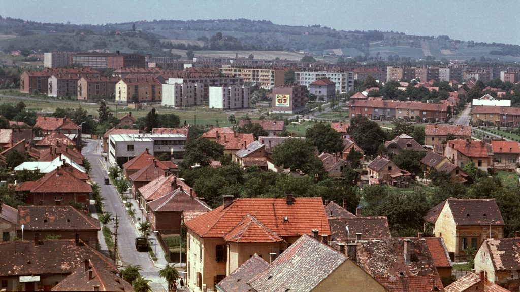 Rengeteget spórolhatna az ország a Kádár-kockák felújításán – de hogyan érdemes nekiállni?