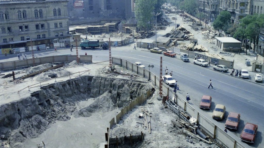 Kínos feliratot megörökítő kép került elő a Nyugati tér hetvenes évekbeli átépítéséről