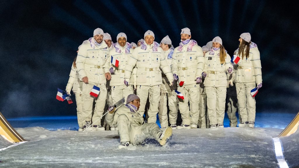 Gondolta, színesíti a show-t: fenékre huppant a téli olimpia megnyitóján a francia sífutó