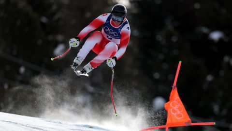 Franjo von Allmen a téli olimpia lesikló számában.