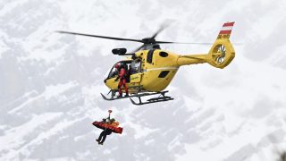 A norvég Fredrik Möllert szállítják kórházba, miután bukott a milánoi-cortinai téli olimpia edzésén.