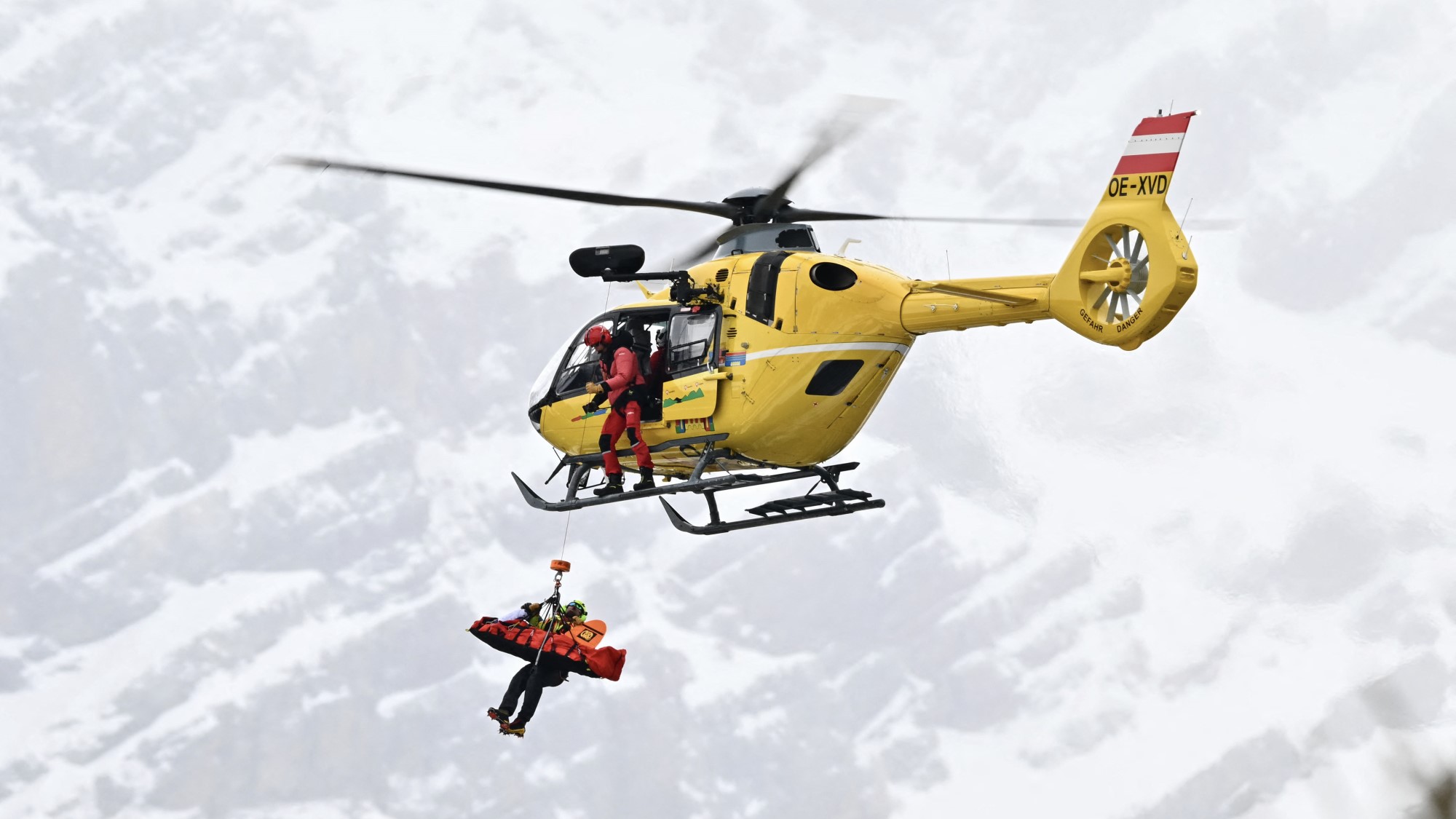 A norvég Fredrik Möllert szállítják kórházba, miután bukott a milánoi-cortinai téli olimpia edzésén.