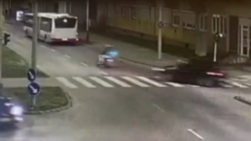 Másodszorra már motorost gázolt a balesetek után lelépő Mazdás – megrázó videó