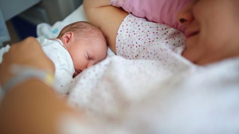 újszülött lett a gyomorgörcsökből az ausztrál kórházban