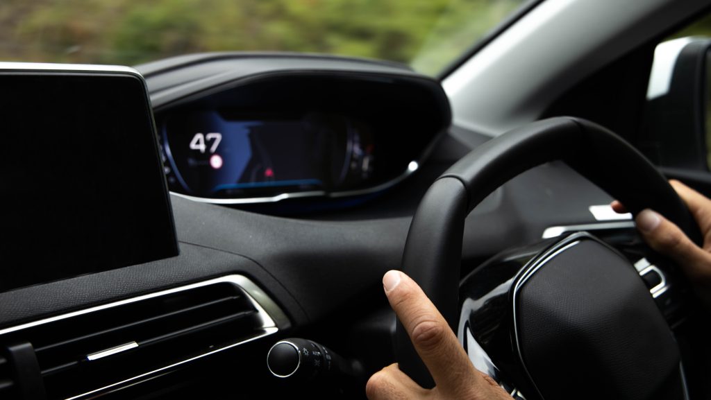 Változás jön az autópiacon: júliustól tilos lesz forgalomba helyezni járművet ilyen eszközök nélkül