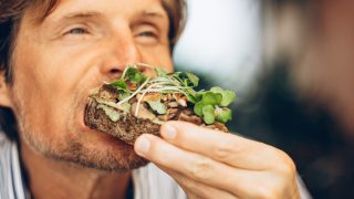 egészségesen étkező férfi