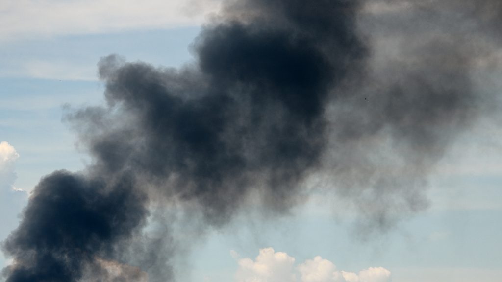 Hatalmas füsttel lángol egy autó a Markó utcában