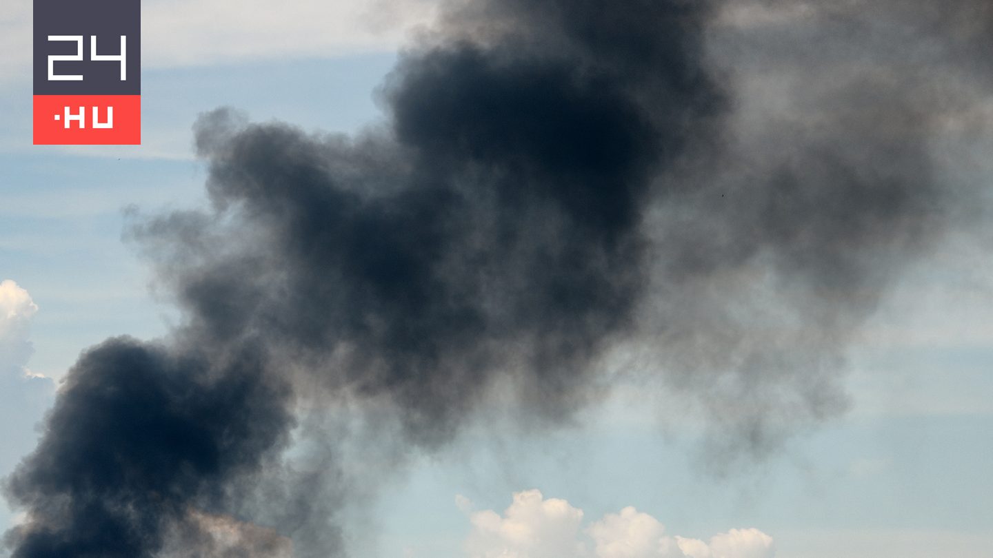 Hatalmas füsttel lángol egy autó a Markó utcában