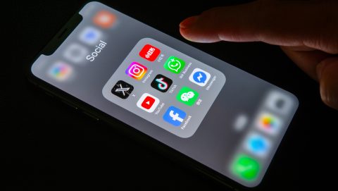 közösségi platformok ikonjai egy telefonon.