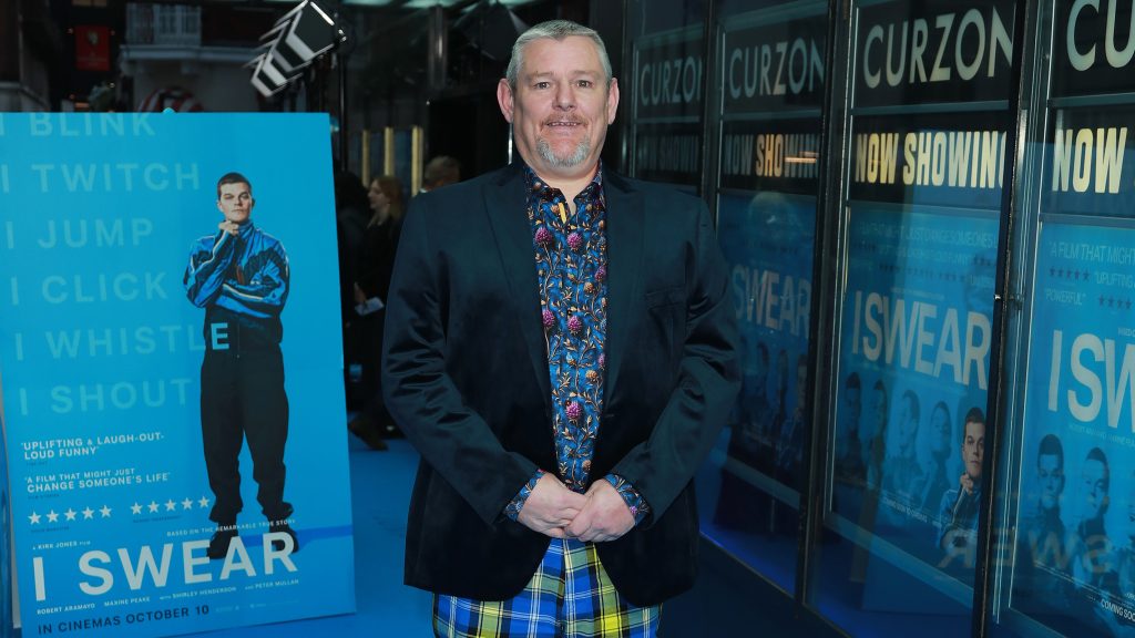 „Ilyenkor azt kívánod, bárcsak elnyelne a föld” – ki az a Tourette-aktivista, akit a királynő is kitüntetett, most meg miatta áll a bál a BAFTA körül?