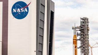 Az Artemis-programhoz használt SLS rakétarendszer a NASA épülete mellett.