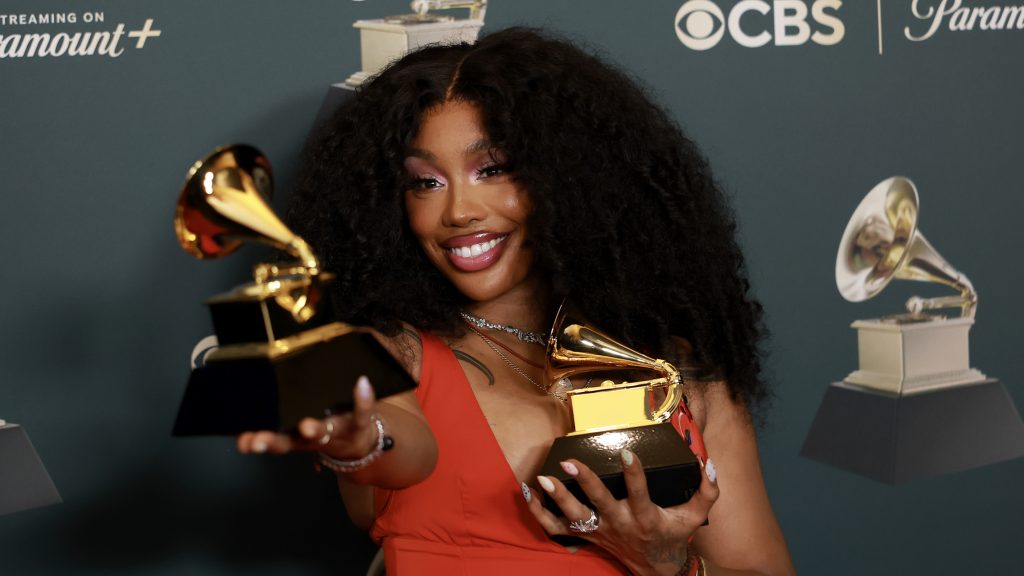 A csokornyakkendős Bad Bunnytól a tollkosztümös Lady Gagáig – a Grammy-gála képekben