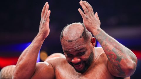 Jarrel Miller feje, miután a parókáját eltávolította.