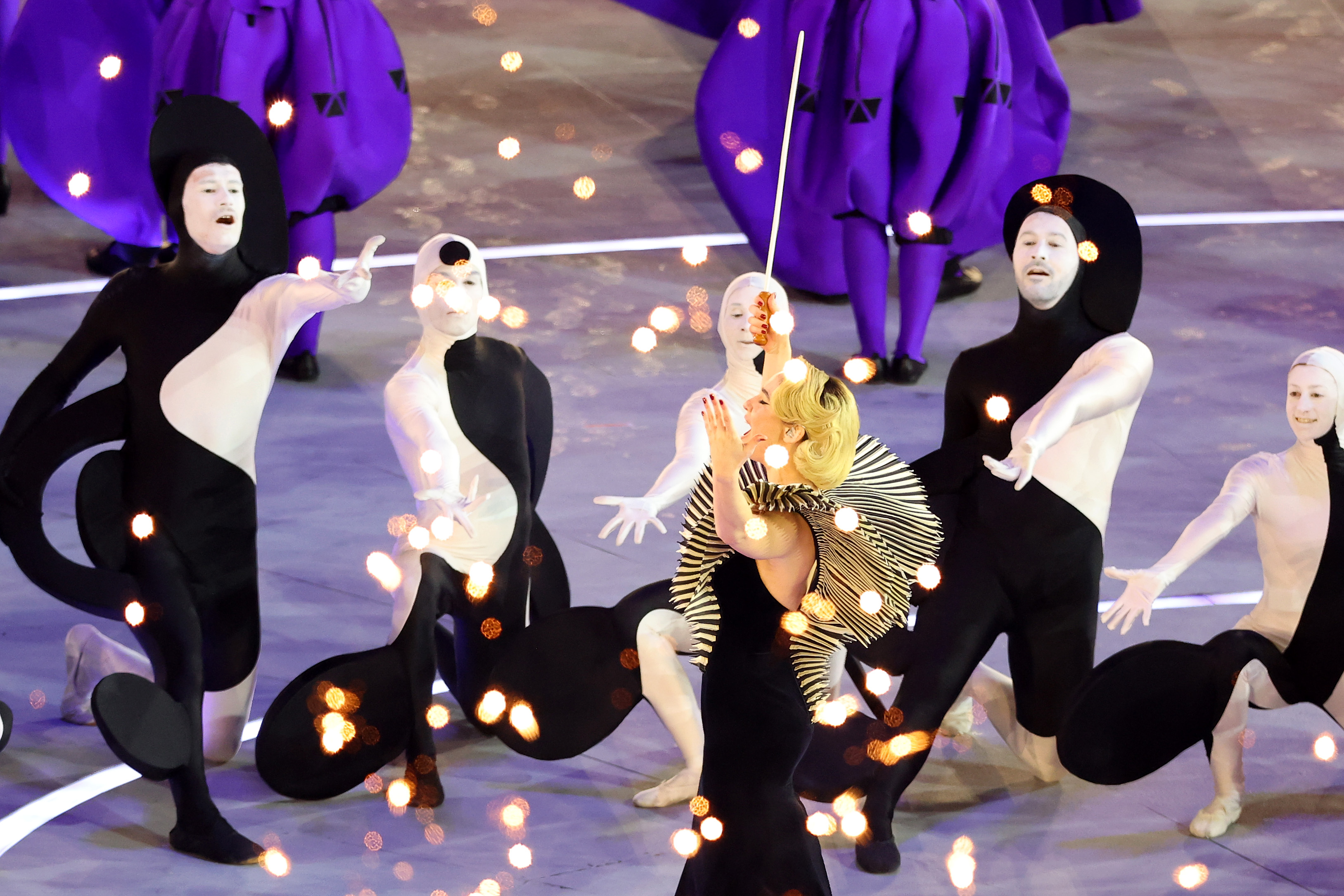 A téli olimpia megnyitó ünnepségének előadása.