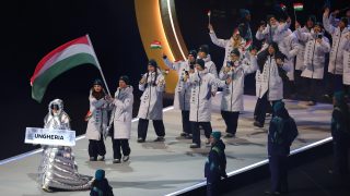 Somodi Maja és Nógrádi Bence vezetésével érkezik a magyar olimpiai csapat.