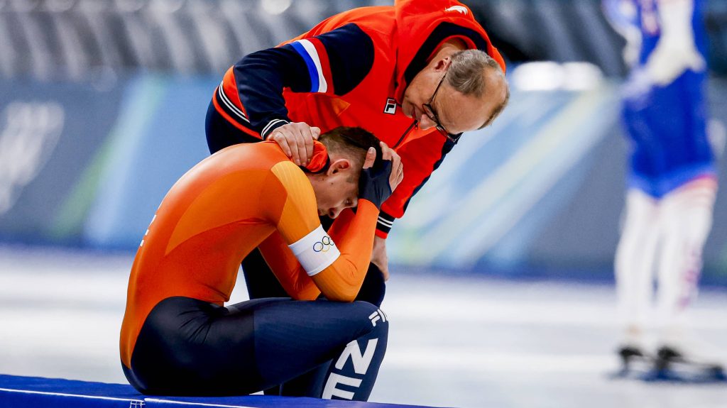 Jac Orie vigasztalja az összetört Joep Wennemarst.