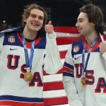 Jack Hughes és Quinn Hughes ünnepli a győzelmet a téli olimpia döntője után.