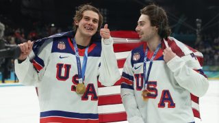 Jack Hughes és Quinn Hughes ünnepli a győzelmet a téli olimpia döntője után.