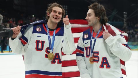 Jack Hughes és Quinn Hughes ünnepli a győzelmet a téli olimpia döntője után.