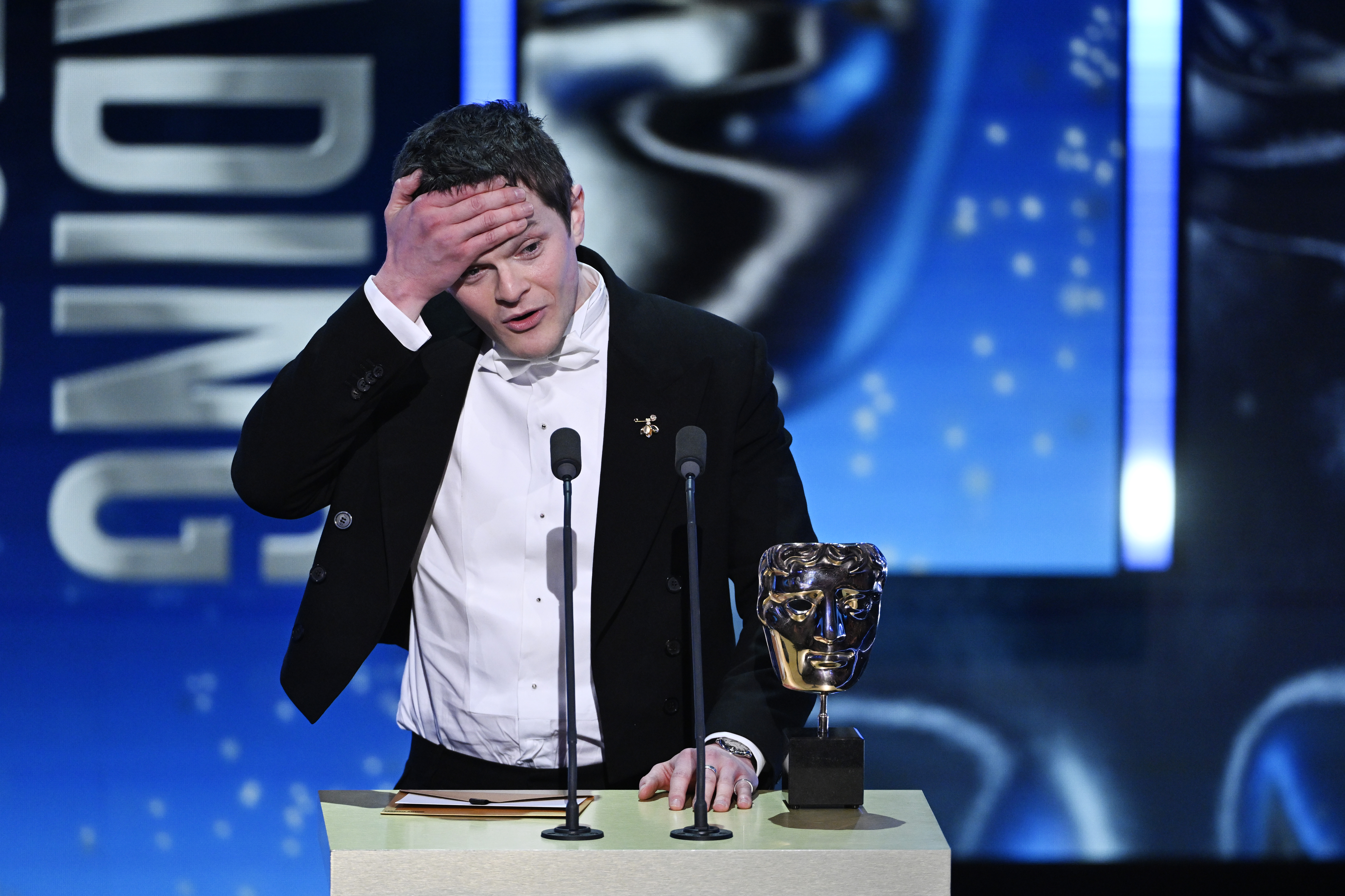 „Ilyenkor azt kívánod, bárcsak elnyelne a föld” – ki az a Tourette-aktivista, akit a királynő is kitüntetett, most meg miatta áll a bál a BAFTA körül? 1