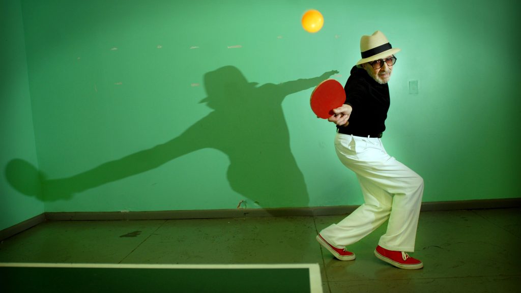 Saját magára fogadott, aranyat csempészett, közben mellesleg mindenkit elvert pingpongban – ő a Marty Supreme valós főhőse