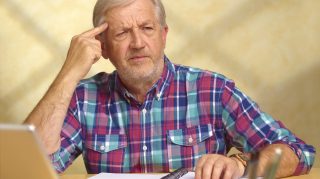 emlékezni próbáló idős férfi.