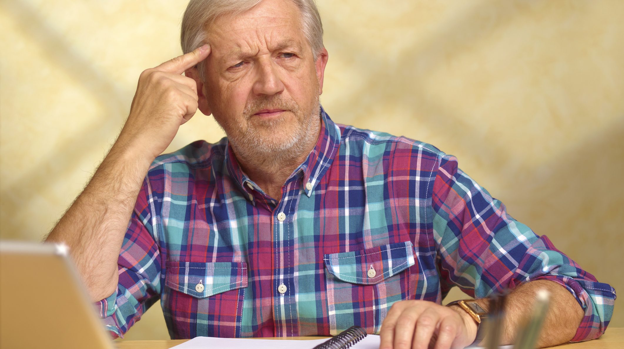 emlékezni próbáló idős férfi.