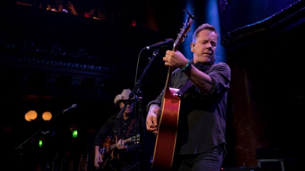 Kiefer Sutherland áprilisban az A38 hajón lép színpadra