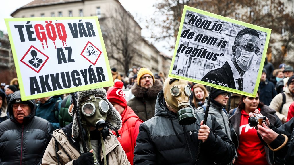 A külügyminisztériumnál tüntetnek civilek az akkugyárak ellen