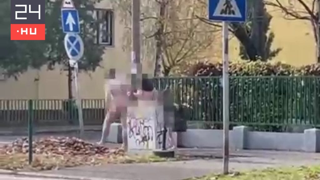 Meztelen szülőket távolítanak gyermeküktől.