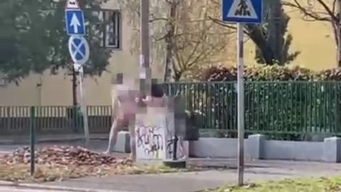 Egy pár meztelenül sétál a gyerekükkel a debreceni utcán.