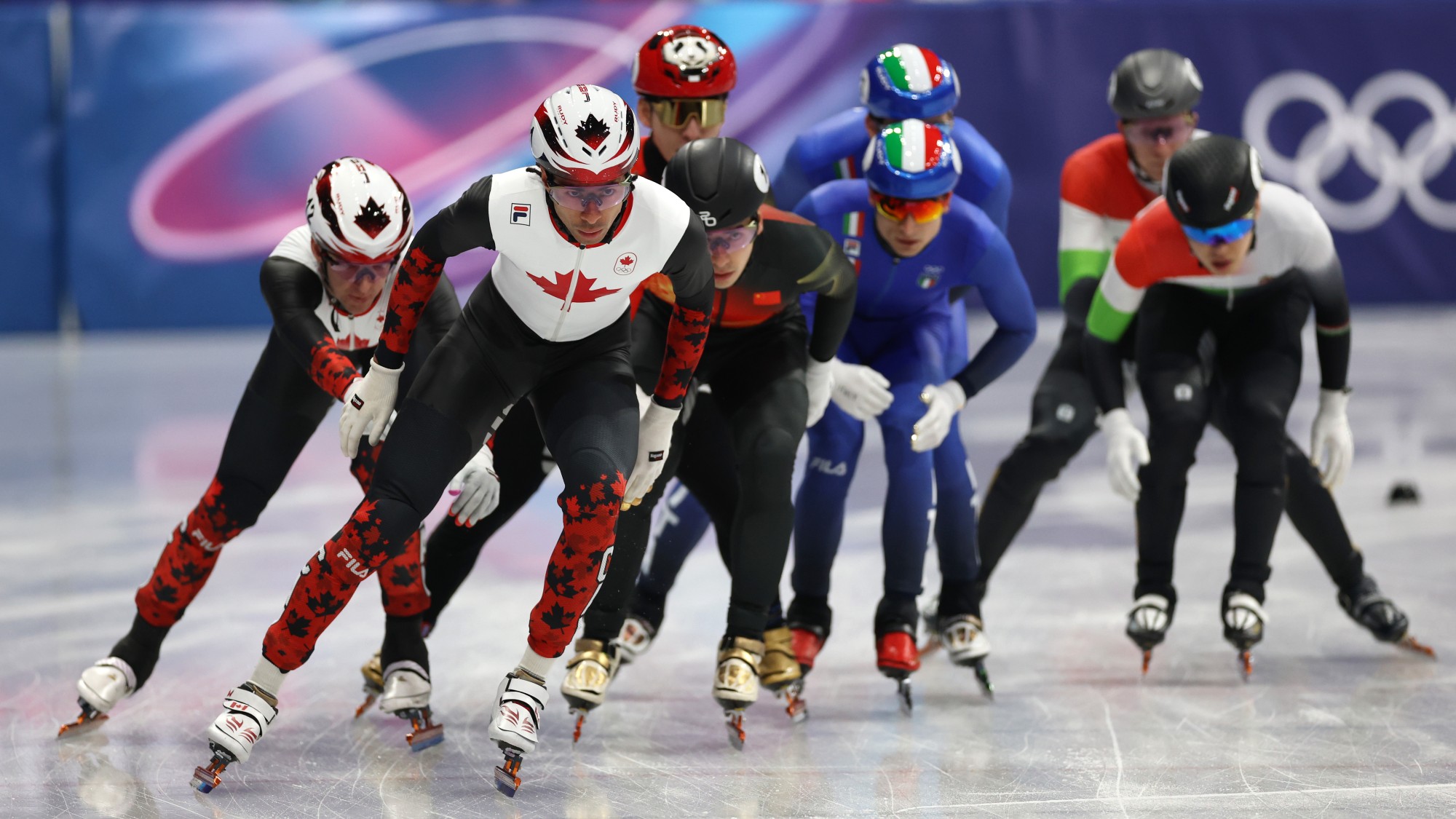 A férfi gyorskorcsolyaváltók versenye a milánói téli olimpián.