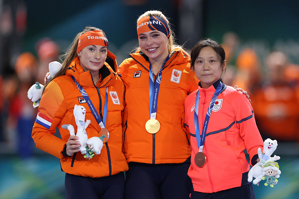 Az aranyérmes Jutta Leerdam (középen), az ezüstérmes Femke Kok (balra) és a bronzérmes Takagi Miho a dobogón. 