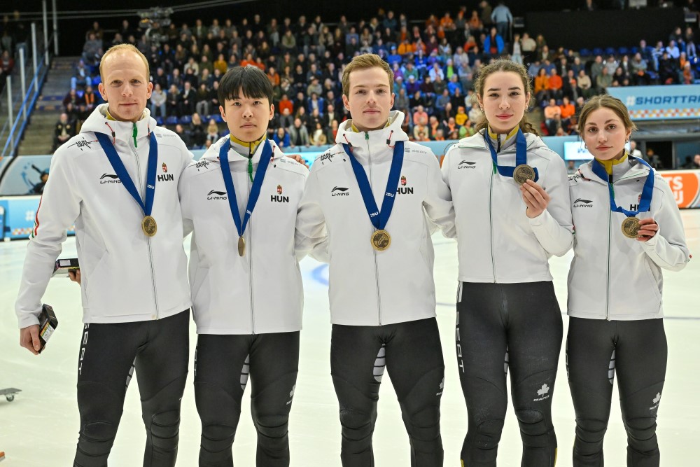 A harmadik helyezett Tiborcz Dániel, Moon Wonjun, Nógrádi Bence, Végi Laura Diána és Somodi Maja Dóra (b-j) az 5000 méteres vegyes váltó eredményhirdetése után a rövidpályás gyorskorcsolya Európa-bajnokságon a hollandiai Tilburgban 2026. január 18-án.