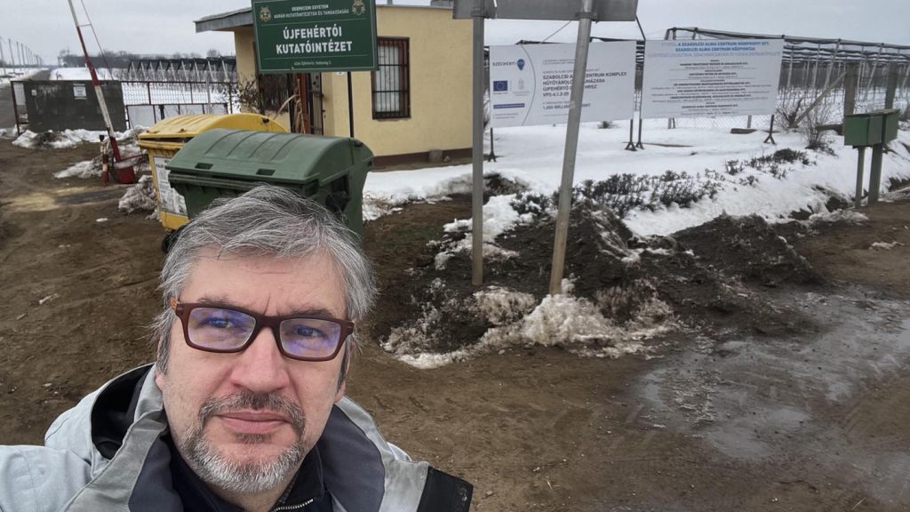 Nem engedték be Hadházy Ákost a 3,7 milliárdból épült újfehértói almakutató területére