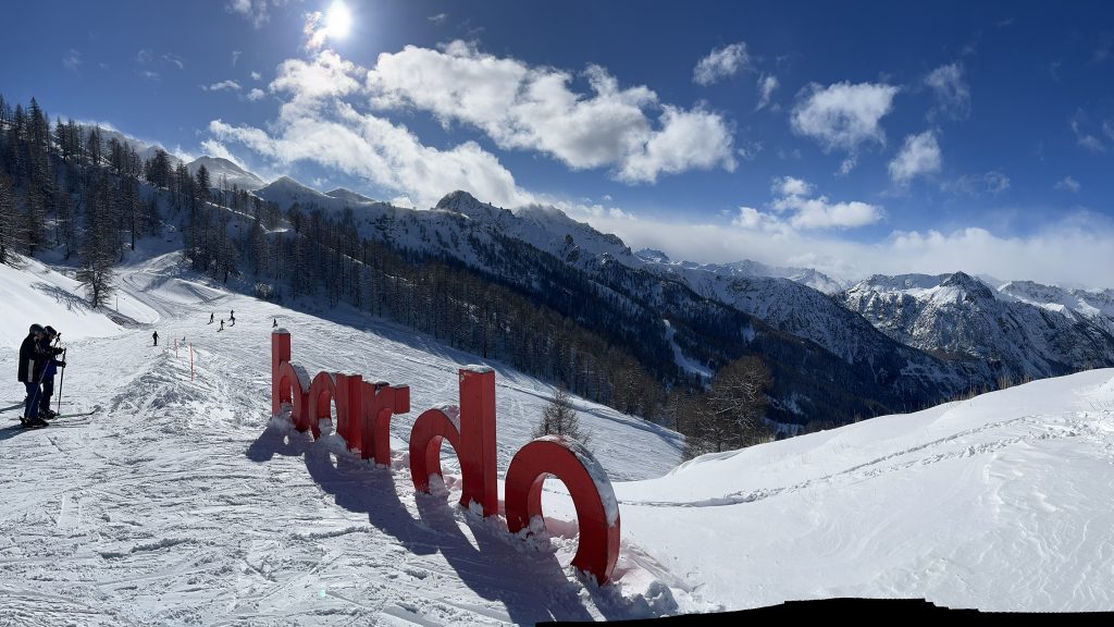 A hidegháború árnyékában született: hetven éve a hegyekben találkozik a világ sajtója