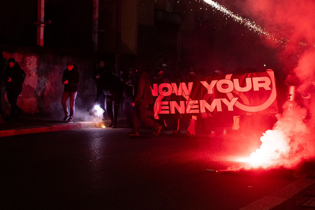 Ismerd meg az ellenséged - hirdette a milánói téli olimpia ellen tüntetők felirata.