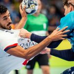 Szeged, 2025. szeptember 25. Sebastian Frimmel (j), a Szeged és Yahia Khaled Mahmoud Fathy Omar (b), a Paris Saint-Germain játékosa a férfi kézilabda Bajnokok Ligája B csoportjában, a 3. fordulójában játszott OTP Bank-Pick Szeged - Paris Saint-Germain mérkőzésen a szegedi Pick Arénában 2025. szeptember 25-én. MTI/Ujvári Sándor